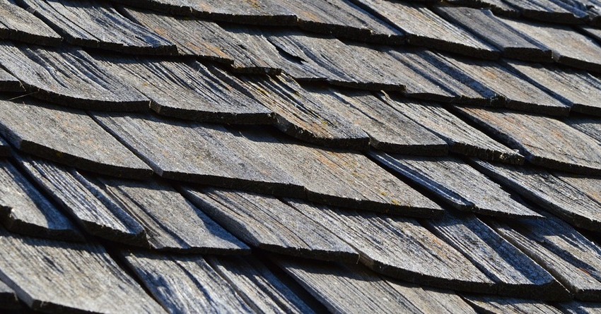 Drewniane pokrycia dachowe i odpowiedni komin...